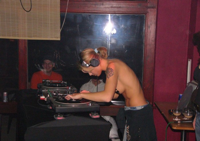 DJ Niki Belucci (70 )