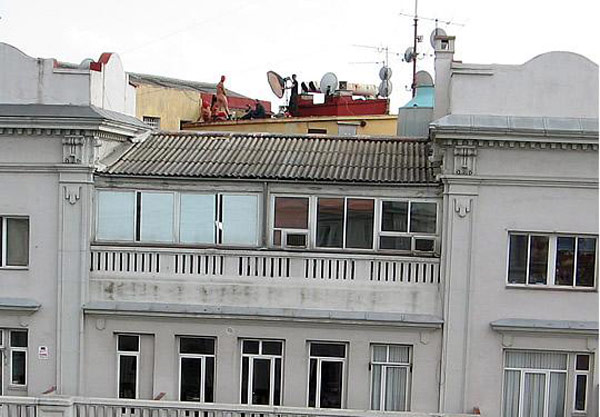 Вот такое можно увидеть на крышах зданий (7 фото)