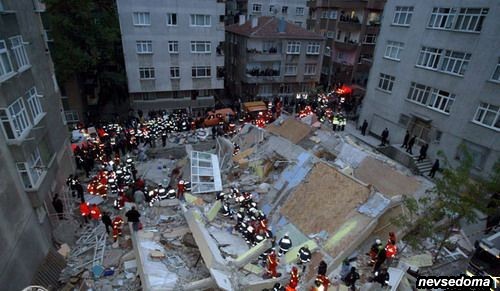 В Стамбуле обрушился 8-и этажный дом ()