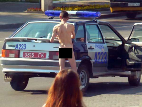 naked Russian guy deals with police 2