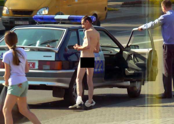 naked Russian guy deals with police 3