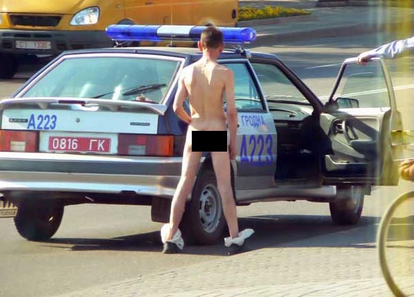 naked Russian guy deals with police 4