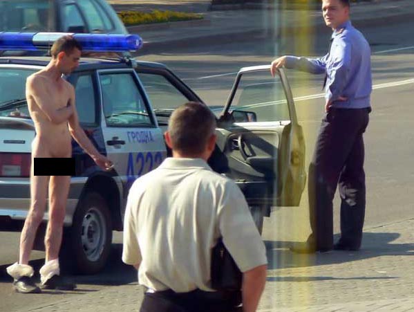 naked Russian guy deals with police 6