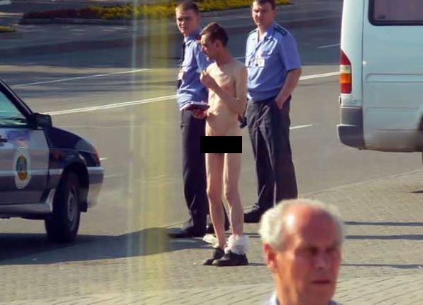naked Russian guy deals with police 7