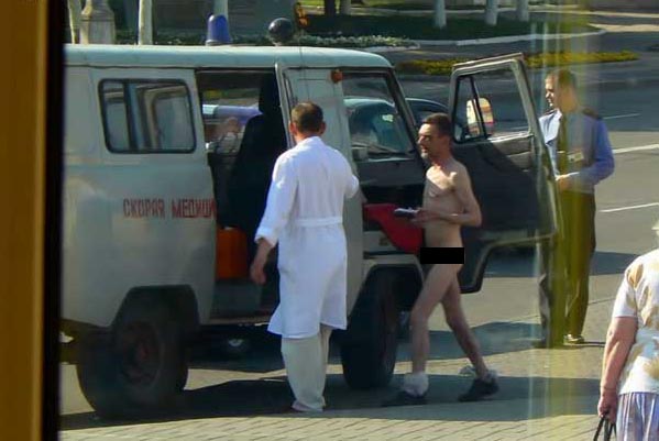 naked Russian guy deals with police 8