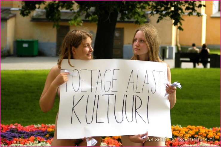 Две студентки протестуют... (40 фото)