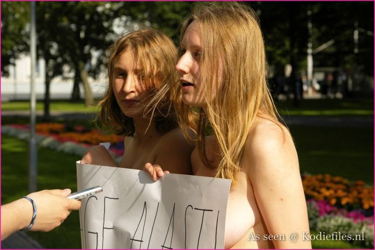 Две студентки протестуют... (40 фото)