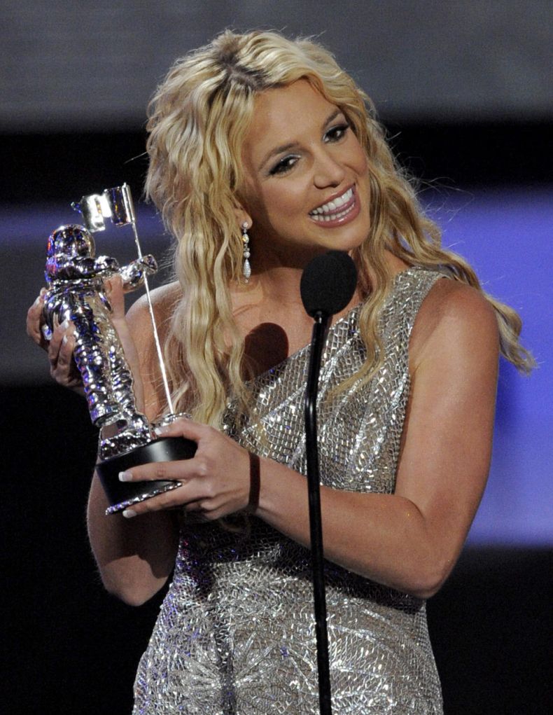   (Britney Spears)  MTV VMA 2008 (9 )