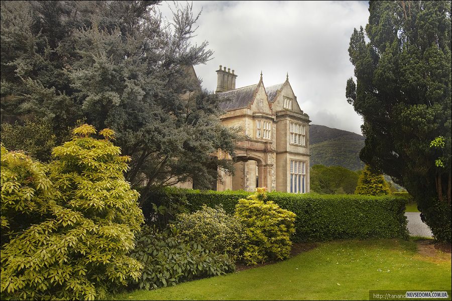 10)        .          .(Muckross House and Gardens) 