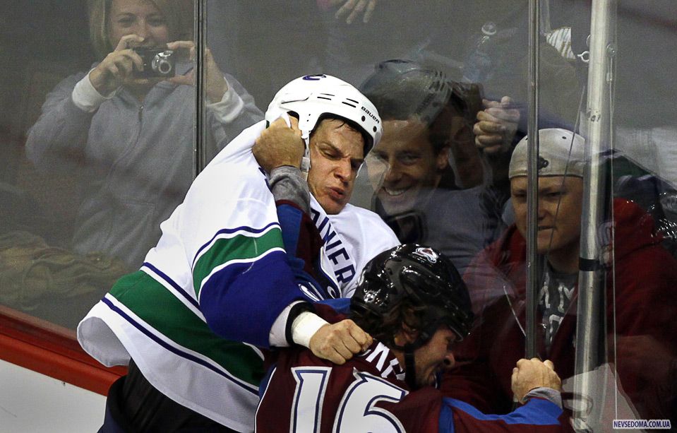 9)       ()  «Colorado Avalanche»     «Vancouver Canucks»    , , 3 . (REUTERS/Rick Wilking)