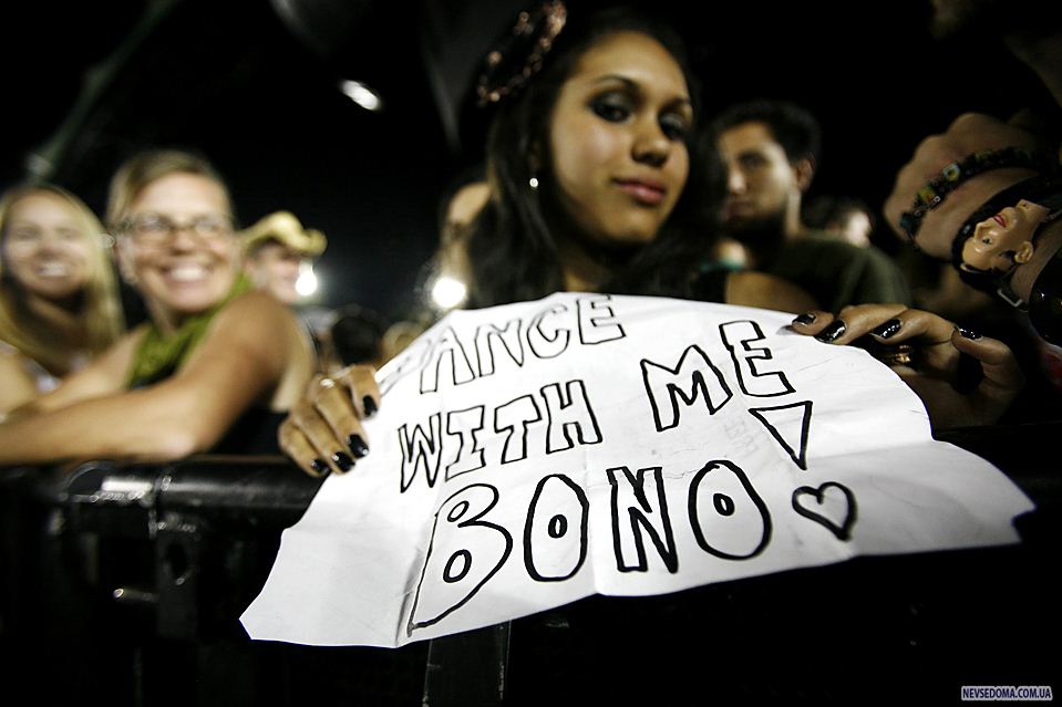 10.         «U2»   «Rose Bowl»  , . (Mario Anzuoni/Reuters)