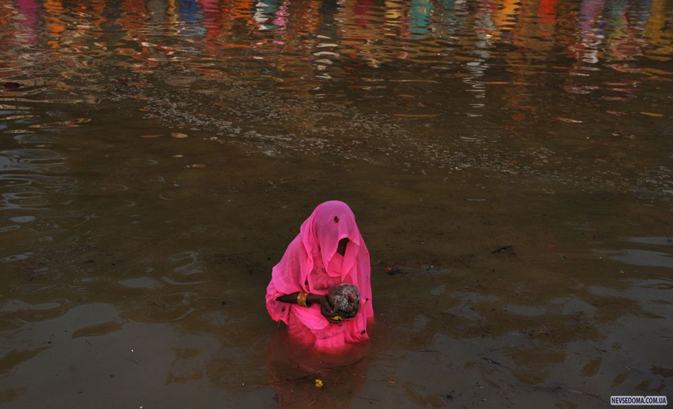 16.             24 . (AFP / Getty Images / Dibyangshu Sarkar)