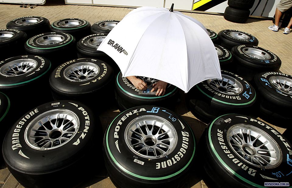 13)   «Brawn GP»  ,    ,      -.    -   . (Luca Bruno / Associated Press) 