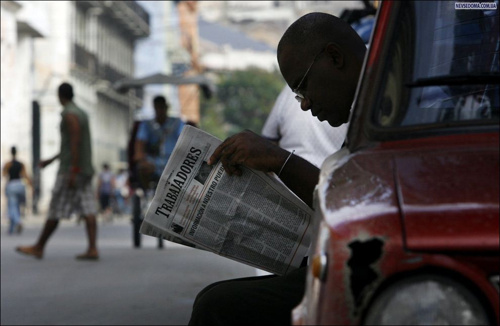 24.       "Trabajadores" («»  .)     29  2008 .           ,     . (AP / Javier Galeano)
