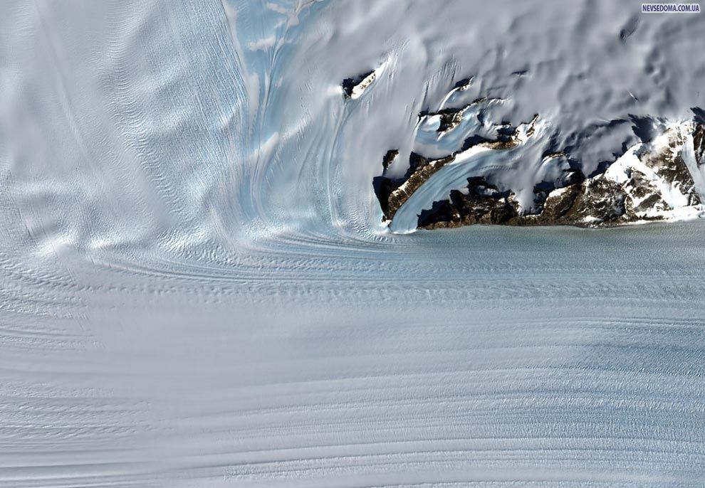 11)               Byrd Glacier,    McMurdo -   -   .        , 15-   ,     ,   100 .  ,  24 1999   Landsat 7,         Byrd Glacier (Jesse Allen, Landsat Image Mosaic of Antarctica,LIMA)