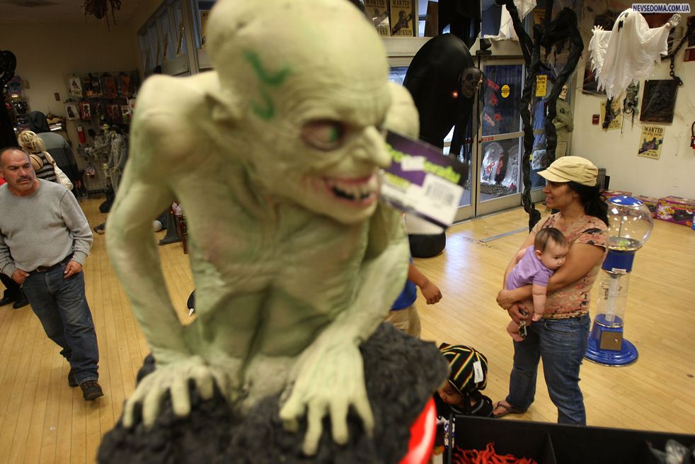 2.   «Halloween Adventure»,        «Circuit City»,  ,      21   ,  . (Getty Images / David McNew)