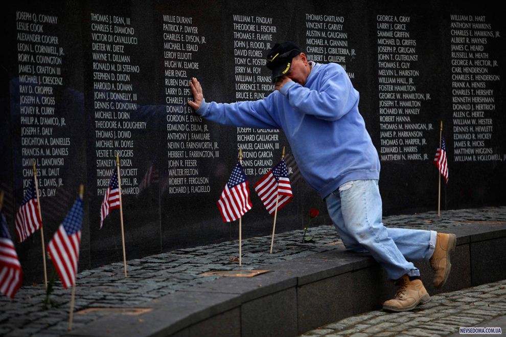 17.          ,   ,    , ,   11  2009 . (AP Photo/Matt Rourke)