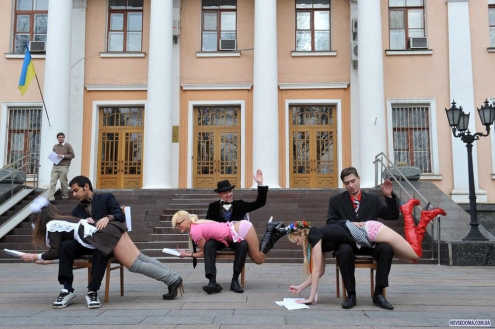 3) "Femen" ,  ,   ,        ,         . (AFP PHOTO/ SERGEI SUPINSKY)