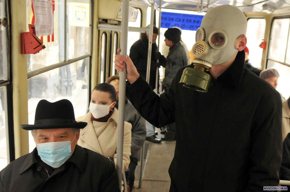 13.      -   4  2009 .    ,           H1N1. (YURIY DYACHYSHYN/AFP/Getty Images)