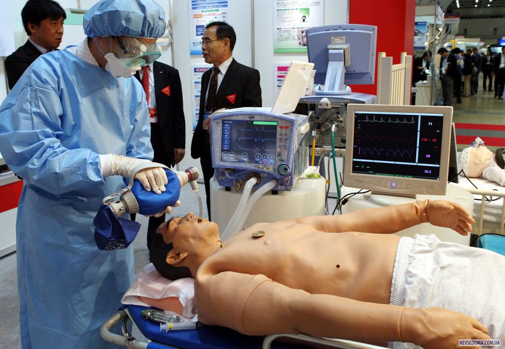 20.          ,  ,      H1N1   «Security & Safety Trade Expo»     22  2009 .          «Medical Education Technologies, Inc.» -       –          .   , ,     ,      H1N1.      ,  ,    . (AP Photo/Koji Sasahara)