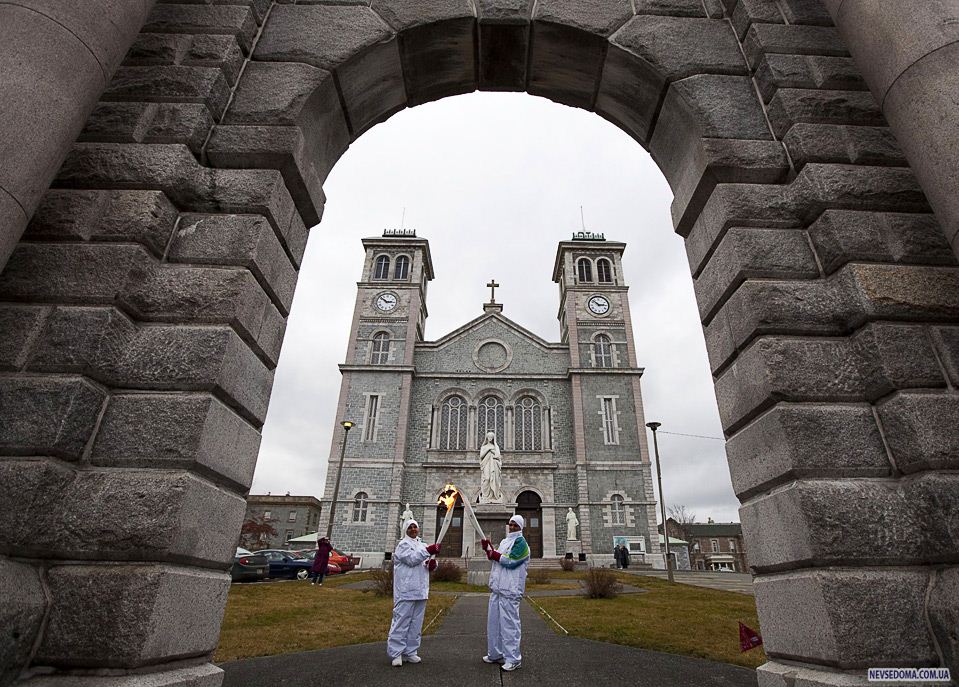 24.         «Basilica Cathedral»  -, , 13 . (AP Photo/The Canadian Press, Jonathan Hayward)