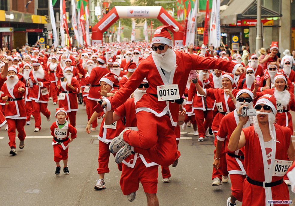 10.             «Santa Fun Run»   29 .                      -  . (AFP / Getty Images / Torsten Blackwood)
