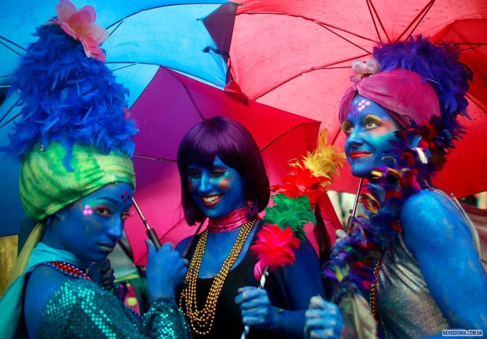2) Женщины одеты как русалки во время Парада русалок в Бруклине. (Mario Tama/Getty Images News/ fotobank.ua / 20 июня 2009/ США, Нью-Йорк)