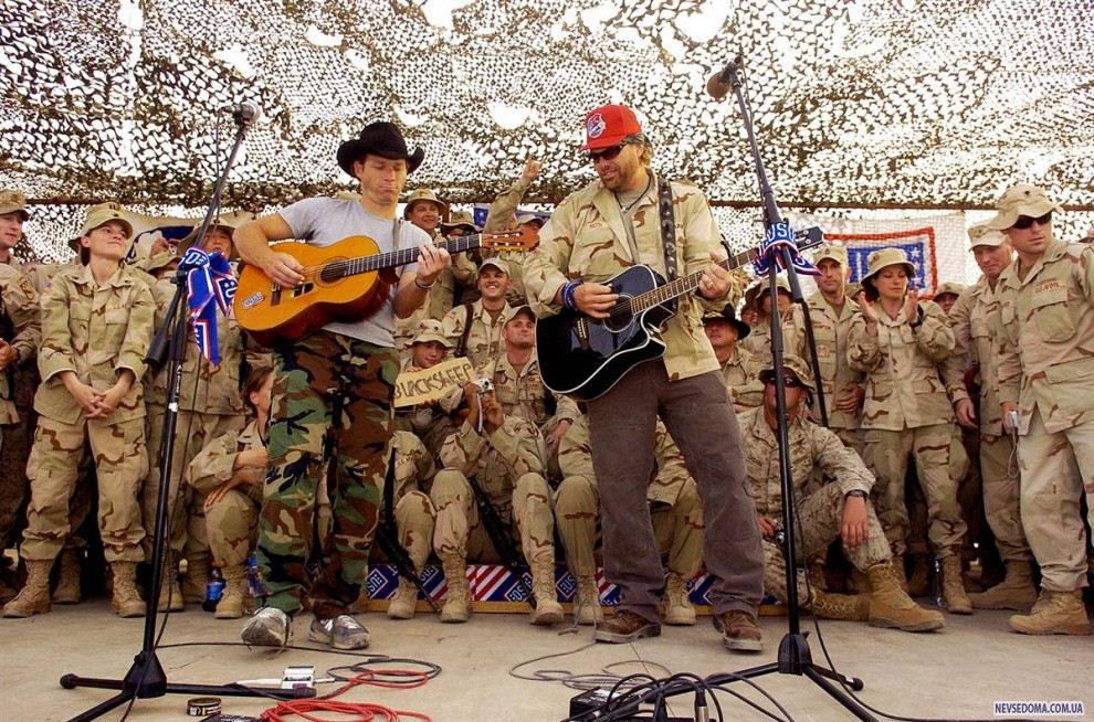 8.     ()       ,      ,      17  2005 .        ,          «Academy of Country Music Awards»  -. (Mike Theiler/USO via Getty Images)