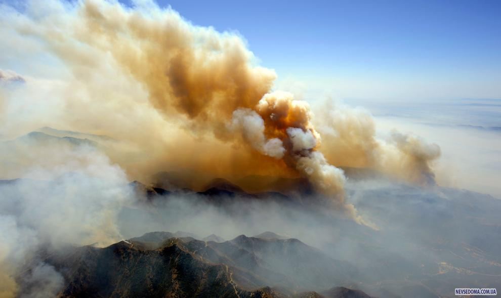 12) Лесной пожар возле Лос-Анджелеса. (Kevork Djansezian/Getty Images News/ fotobank.ua / 31 августа 2009/ США, Лос-Анджелес)