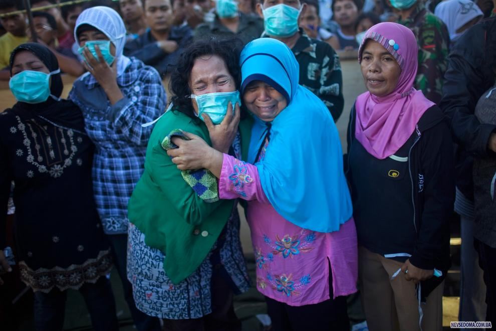 20) Местные жители оплакивают погибших в результате землетрясения во время опознания тел. (Daniel Berehulak/Getty Images News/ fotobank.ua /2 октября 2009/ Индонезия)