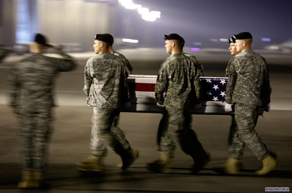 21) Члены американской армии несут гроб с телом сержанта Аарона М. Смита, который погиб в Афганистане. (Mark Wilson/Getty Images News/ fotobank.ua / 3 октября 2009/ США)