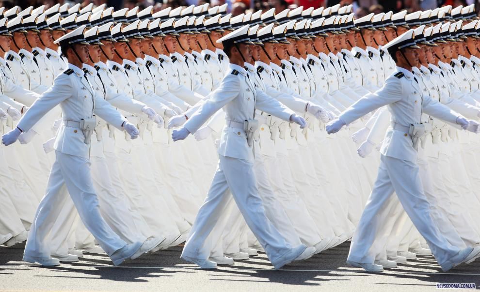 25) Моряки маршируют во время военного парада в честь празднования 60-летия основания республики. (Feng Li/Getty Images News/ fotobank.ua / 1 октября 2009/ Китай, Пекин)