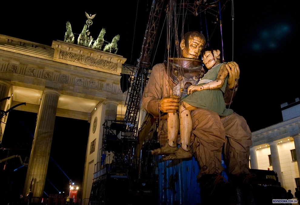 13.        –     «Royal de Luxe»      « ».   ,      ,      3  2009 . (AP Photo/Maya Hitij)