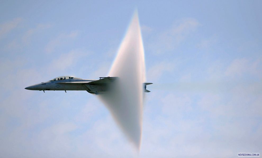 32.       «F/A-18F Super Hornet»,      ()     ()        , -, 23  2009 . (REUTERS/Christopher Pasatieri)