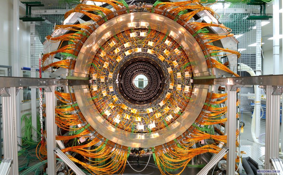 9)     CMS (  )   .  CMS –     ,      ,     Terascale –  , ,   ,       21-      . (Maximilien Brice, © CERN)