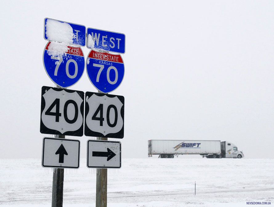 2.          ,      Interstate 70      ,  .     ,       . (AP Photo/ Hays Daily News, Steven Hausler)
