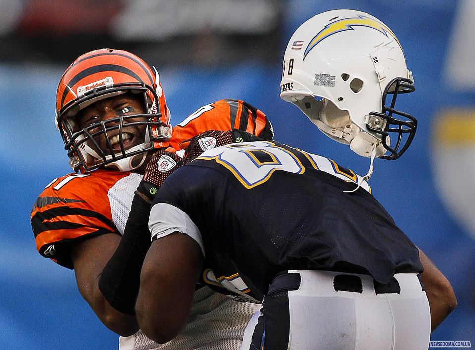 26.    «San Diego Chargers» ()            «Cincinnati Bengals»   NFL 20   -. (AP Photo/Denis Poroy)