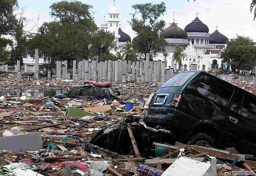 4.        27  2004      ,      . (REUTERS/Beawiharta)