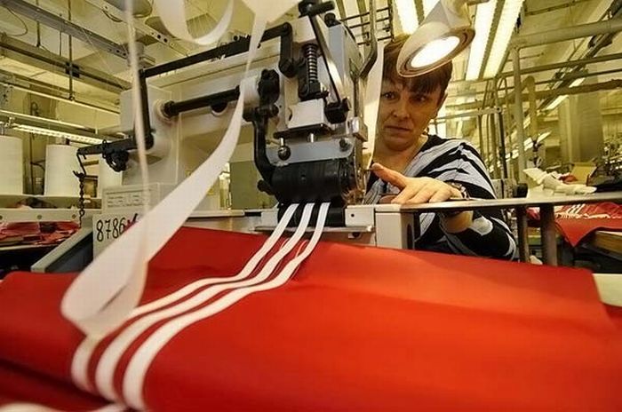  Как производят Adidas в России (8 фото)