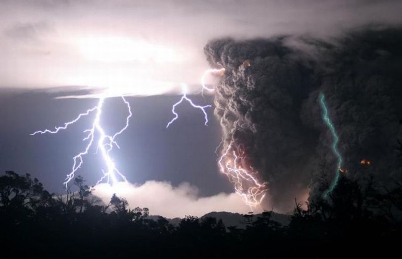  Извержение вулкана в Чили во время грозы (7 фото)