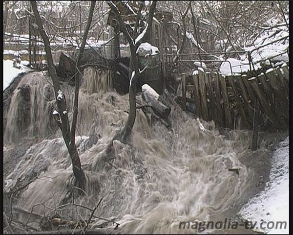 Водопад в Киеве залил несколько домов (7 фото)