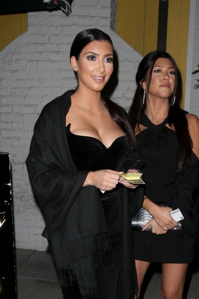 Kim Kardashian (6 )