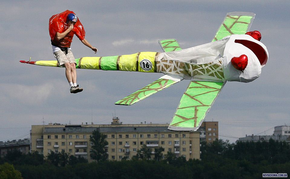 5.  «  »   « Flugtag Russia 2009»    9 .   –       . (REUTERS/Sergei Karpukhin)