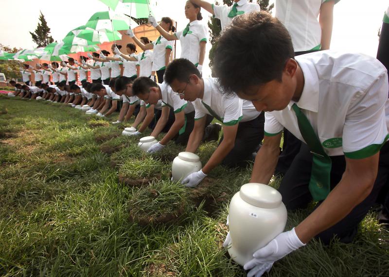 Eco-burial ceremony in Tianjin, China