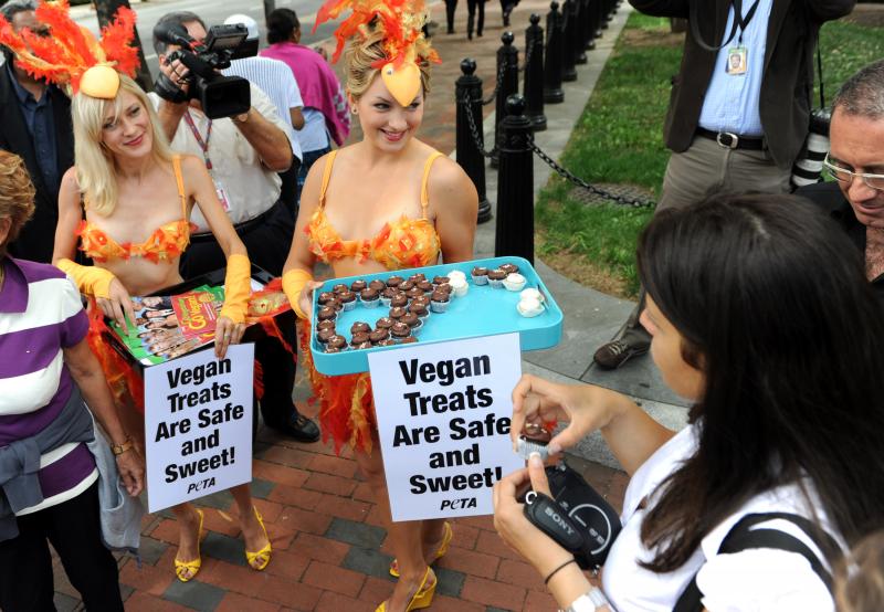 PETA hands out egg-free cupcakes in D.C.