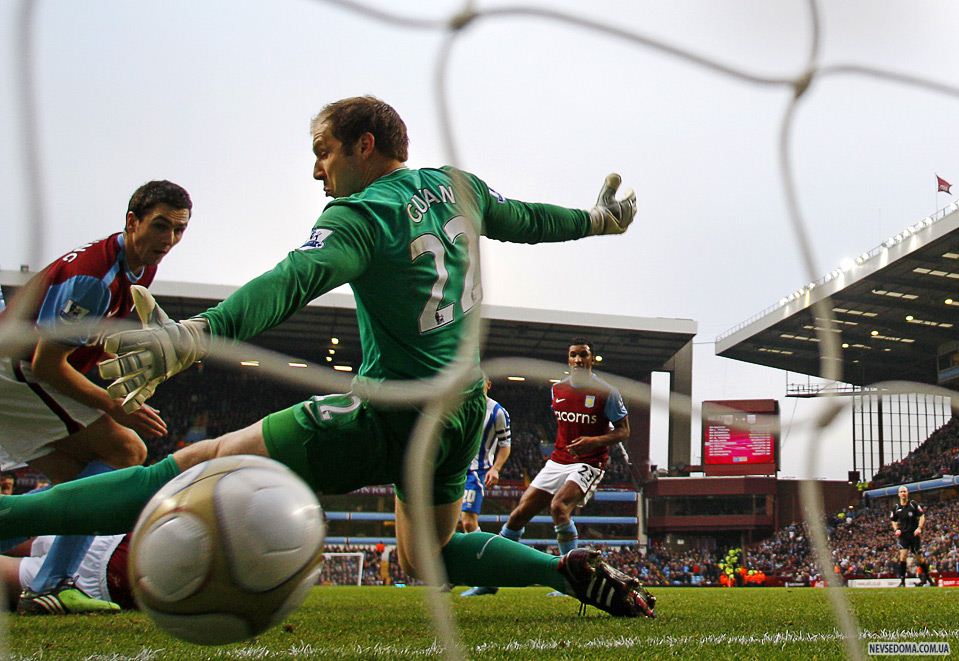 11.    «Brighton»   (  )      «Aston Villa»  , , , 23 . (ADRIAN DENNIS/AFP/Getty Images)