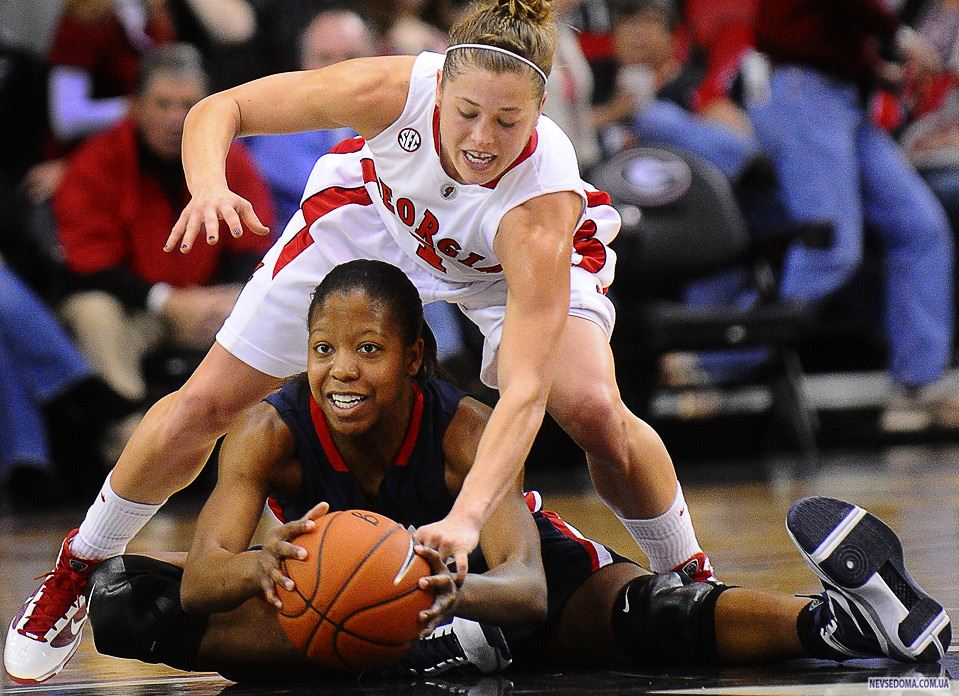 14.   ()  «Georgia»       «Mississippi»    NCAA -, , 24 . (AP Photo/Kelly Lambert)