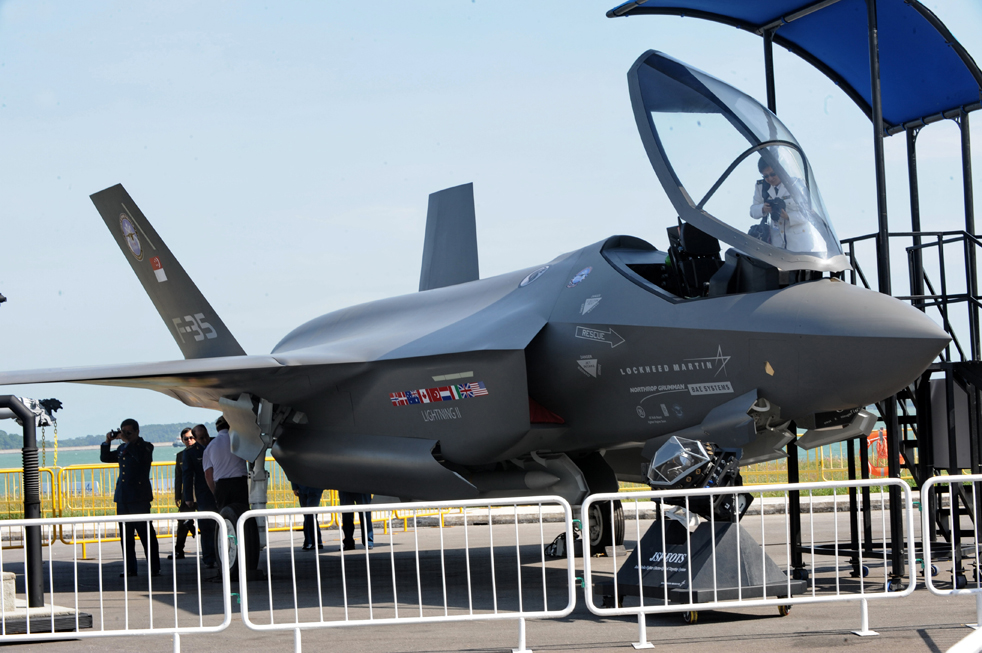 13.     «Lockheed Martin F-35»      2  2010 . (AFP / Getty Images / Roslan Rahman)