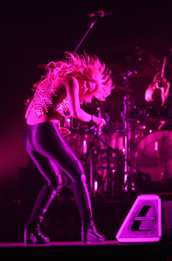Shakira зажигает (15 фотографий), photo:15