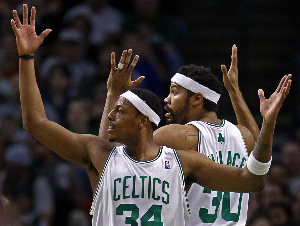 15.   ,     ,       «Boston Celtics»  «Los Angeles Clippers»   25 . (Jim Davis/Globe Staff)